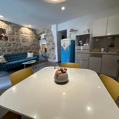 Апартаменты Old Stoney - Renovated Near Palace *