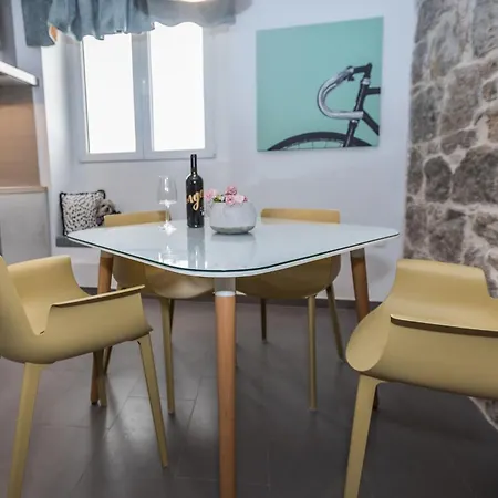 Апартаменты Old Stoney - Renovated Near Palace *