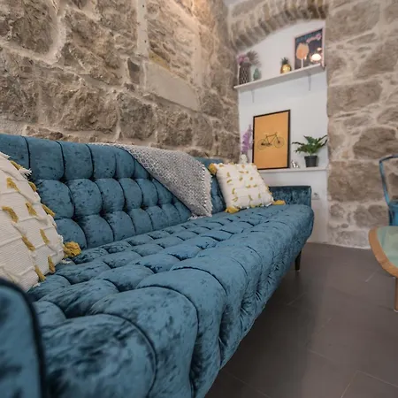 Old Stoney - Renovated Near Palace Апартаменты *