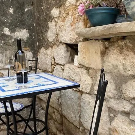 Old Stoney - Renovated Near Palace Apartment