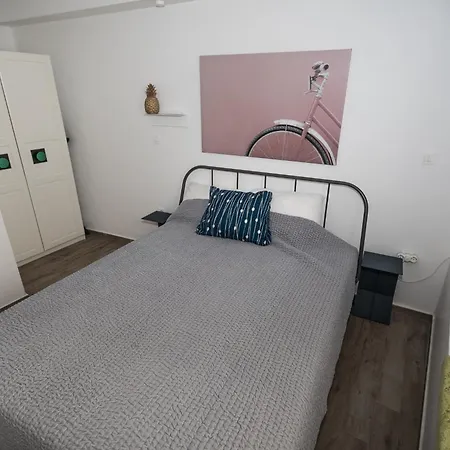 Old Stoney - Renovated Near Palace Apartment *